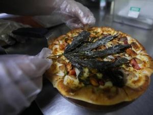 Wow! Pizza Ini Diberi Topping Daun Ganja Utuh, Mau Nyicip?