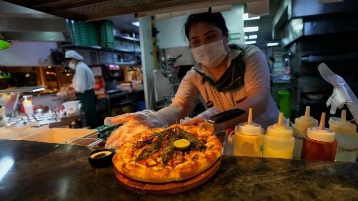 Wow! Pizza Ini Diberi Topping Daun Ganja Utuh, Mau Nyicip?