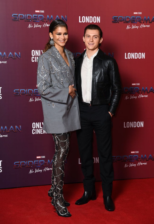 Zendaya dan Tom Holland berpose dengan saling memegang pinggang satu sama lain. Keduanya pun tersenyum ke kamera dengan rona bahagia. Foto: Gareth Cattermole/Getty Images/Gareth Cattermole