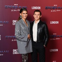 Zendaya dan Tom Holland berpose dengan saling memegang pinggang satu sama lain. Keduanya pun tersenyum ke kamera dengan rona bahagia. Foto: Gareth Cattermole/Getty Images/Gareth Cattermole