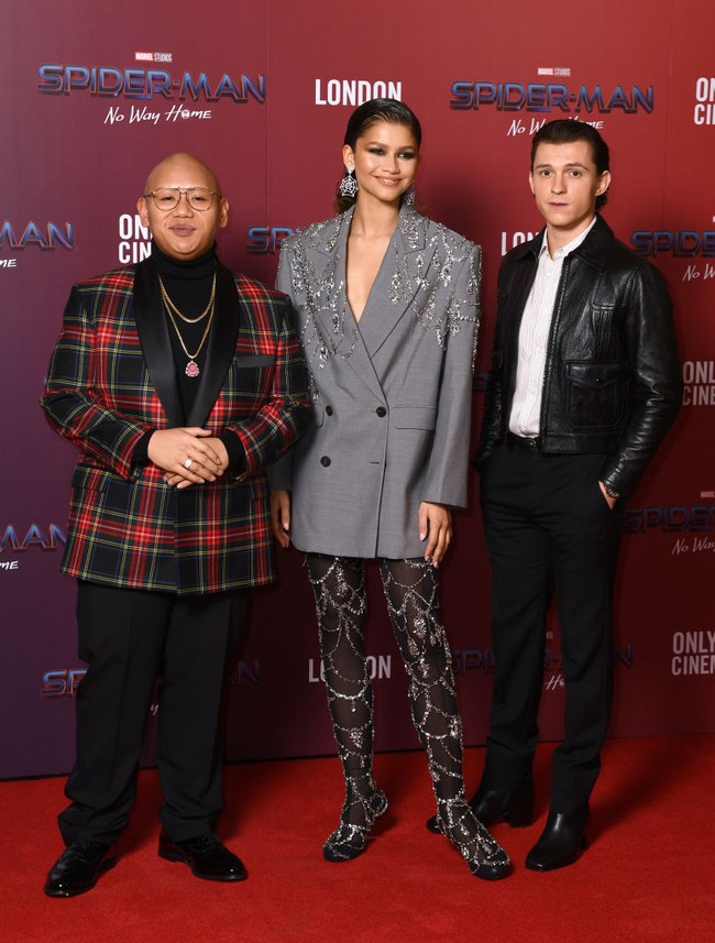 Zendaya dan Tom Holland juga berpose bersama dengan lawan main mereka di film Spider-Man: No Way Home yaitu Jacob Batalon. Jacob berperan sebagai Ned, sahabat Peter Parker. Foto: Gareth Cattermole/Getty Images/Gareth Cattermole
