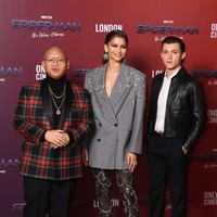 Zendaya dan Tom Holland juga berpose bersama dengan lawan main mereka di film Spider-Man: No Way Home yaitu Jacob Batalon. Jacob berperan sebagai Ned, sahabat Peter Parker. Foto: Gareth Cattermole/Getty Images/Gareth Cattermole