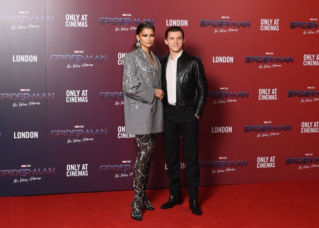 Pada sesi photocall ini, Zendaya tampil memesona dengan busana dari Alexander McQueen yang memiliki detail berkilauan. Sedangkan Tom Holland tampak bergaya memakai jaket kulit hitam yang senada dengan sepatu dan celananya. Foto: Gareth Cattermole/Getty Images/Gareth Cattermole