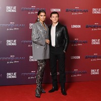 Pada sesi photocall ini, Zendaya tampil memesona dengan busana dari Alexander McQueen yang memiliki detail berkilauan. Sedangkan Tom Holland tampak bergaya memakai jaket kulit hitam yang senada dengan sepatu dan celananya. Foto: Gareth Cattermole/Getty Images/Gareth Cattermole