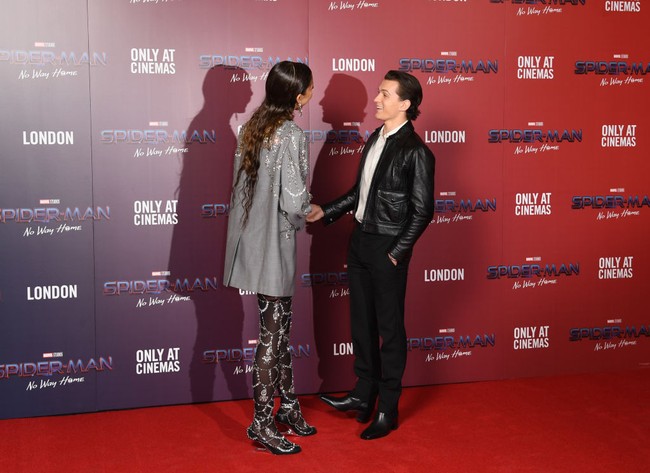Inilah momen mesra Zendaya dan Tom Holland saat menghadiri photocall film Spiderman: No Way Home di London, Inggris, Minggu (5/12/2021). Foto: Gareth  Cattermole/Getty Images/Gareth Cattermole