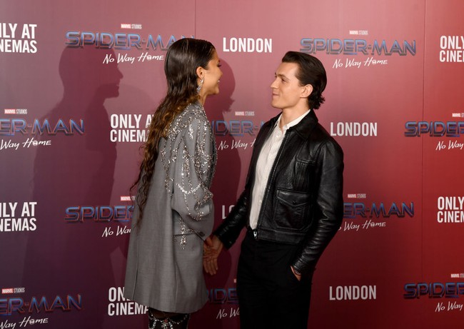 Zendaya dan Tom Holland dikabarkan terlibat cinta lokasi. Keduanya dipertemukan dalam film Spider-Man: Homecoming. Zendaya berperan sebagai MJ. Dan Tom Holland pemeran Peter Parker atau Spider-Man. Dalam film yang dirilis pada 2017 itu, keduanya juga berciuman. Foto: Gareth Cattermole/Getty Images/Gareth Cattermole