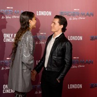 Zendaya dan Tom Holland dikabarkan terlibat cinta lokasi. Keduanya dipertemukan dalam film Spider-Man: Homecoming. Zendaya berperan sebagai MJ. Dan Tom Holland pemeran Peter Parker atau Spider-Man. Dalam film yang dirilis pada 2017 itu, keduanya juga berciuman. Foto: Gareth Cattermole/Getty Images/Gareth Cattermole