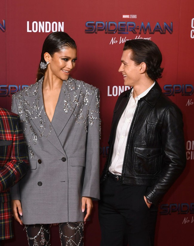 Zendaya dan Tom Holland saling bertatapan penuh cinta di promosi film Spider-Man. Keduanya menampilkan kemesraan setelah pada Juli 2021 lalu foto ciuman mereka beredar. Dalam foto-foto yang dirilis Page Six, Tom kedapatan mengecup mesra wanita wanita yang disebut adalah Zendaya dalam mobil Audi sports-nya ketika lampu merah. Foto: Gareth Cattermole/Getty Images/Gareth Cattermole