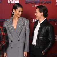 Zendaya dan Tom Holland saling bertatapan penuh cinta di promosi film Spider-Man. Keduanya menampilkan kemesraan setelah pada Juli 2021 lalu foto ciuman mereka beredar. Dalam foto-foto yang dirilis Page Six, Tom kedapatan mengecup mesra wanita wanita yang disebut adalah Zendaya dalam mobil Audi sports-nya ketika lampu merah. Foto: Gareth Cattermole/Getty Images/Gareth Cattermole