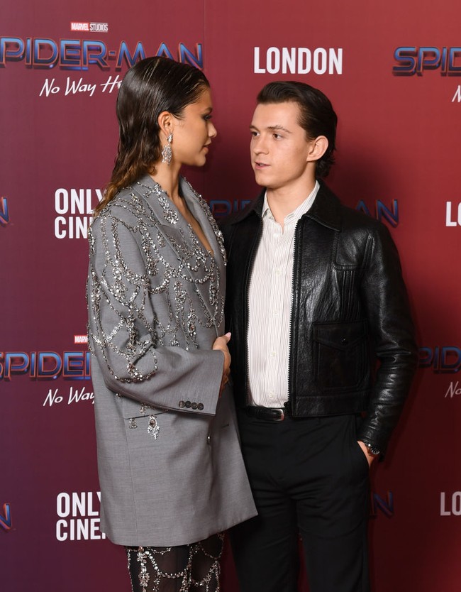 Setelah kepergok ciuman, Zendaya dan Tom Holland menghadiri acara pernikahan bersama pada Juli 2021. Keduanya menghadiri acara pernikahan Josh dan Karina Florez. Josh sendiri merupakan produser yang berkolaborasi dengan Zendaya saat digaet Michelle Obama untuk menyanyikan lagu ’This is For My Girls’.  Foto: Gareth Cattermole/Getty Images/Gareth Cattermole