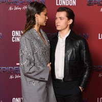 Setelah kepergok ciuman, Zendaya dan Tom Holland menghadiri acara pernikahan bersama pada Juli 2021. Keduanya menghadiri acara pernikahan Josh dan Karina Florez. Josh sendiri merupakan produser yang berkolaborasi dengan Zendaya saat digaet Michelle Obama untuk menyanyikan lagu ’This is For My Girls’.  Foto: Gareth Cattermole/Getty Images/Gareth Cattermole