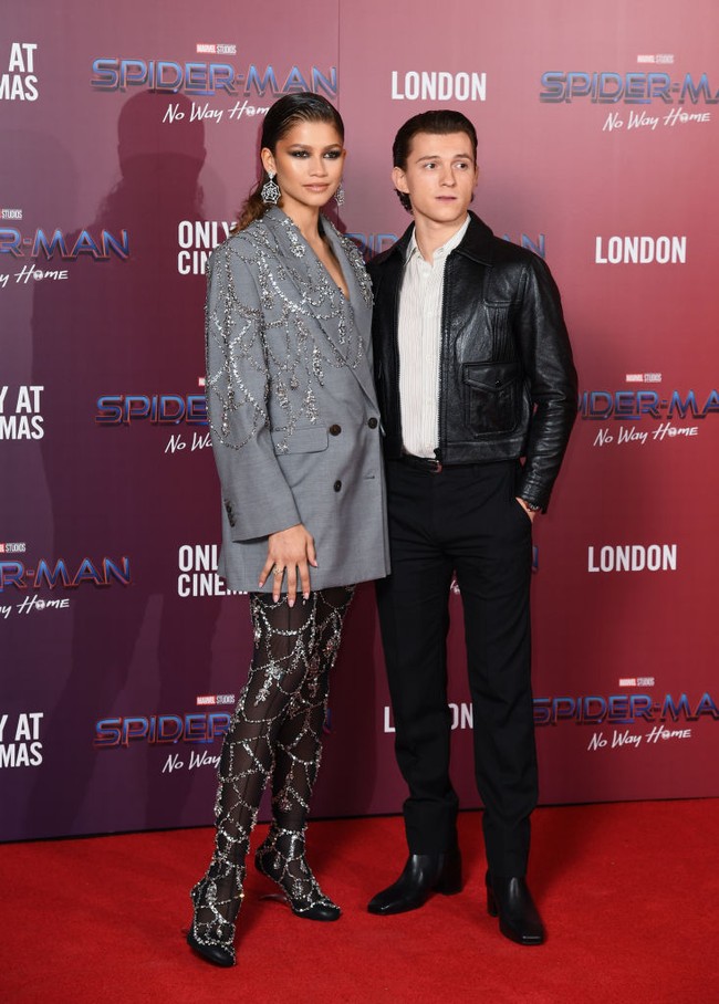 Setelah foto ciuman beredar, Zendaya dan Tom Holland kembali menunjukkan ke publik bahwa mereka adalah pasangan dengan datang kondangan bersama. Zendaya dan Tom Holland menghadiri acara pernikahan Josh dan Karina Florez. Josh sendiri merupakan produser yang berkolaborasi dengan Zendaya saat digaet Michelle Obama untuk menyanyikan lagu ’This is For My Girls’.  Foto: Gareth Cattermole/Getty Images/Gareth Cattermole