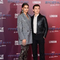 Setelah foto ciuman beredar, Zendaya dan Tom Holland kembali menunjukkan ke publik bahwa mereka adalah pasangan dengan datang kondangan bersama. Zendaya dan Tom Holland menghadiri acara pernikahan Josh dan Karina Florez. Josh sendiri merupakan produser yang berkolaborasi dengan Zendaya saat digaet Michelle Obama untuk menyanyikan lagu ’This is For My Girls’.  Foto: Gareth Cattermole/Getty Images/Gareth Cattermole