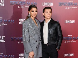 7 Foto Zendaya dan Tom Holland Bertatapan Penuh Cinta Setelah Kepergok Ciuman