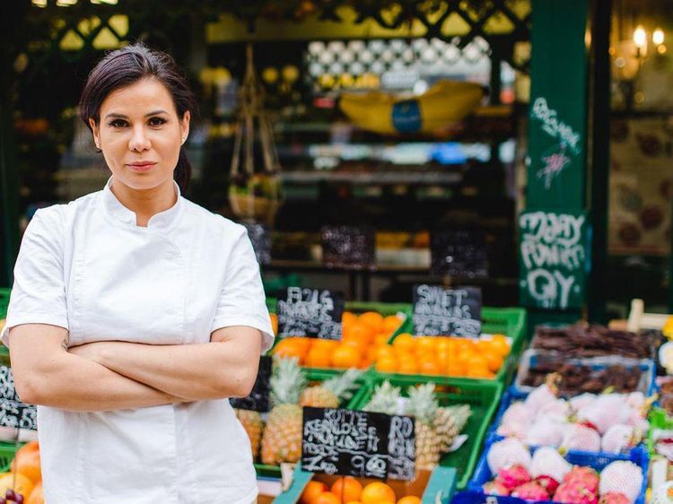 13 Pose Seksi Candida Batista, Chef Sekaligus Model Playboy Terkenal