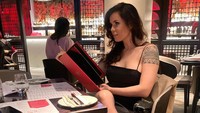Profesi chef dan model sekilas saling bertolak belakang, namun dua hal ini dilakoni Candida Batista. Wanita 40 tahun kelahiran Brazil ini sukses di kedua profesi tersebut.