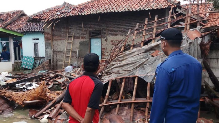 29 rumah warga di Kronjo, Kabupaten Tangerang, rusak imbas angin puting beliung. 29 rumah ini alami kerusakan ringan hingga berat.