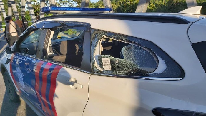 7 Polisi terluka dan 4 mobil rusak akibat diserang warga di Maluku Tengah. (dok. Istimewa)