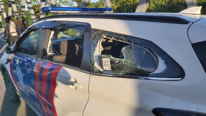7 Polisi terluka dan 4 mobil rusak akibat diserang warga di Maluku Tengah. (dok. Istimewa) 7 Polisi terluka dan 4 mobil rusak akibat diserang warga di Maluku Tengah. (dok. Istimewa)