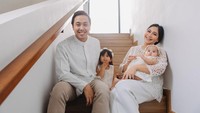 Memiliki latar belakang pendidikan psikologi, Caca Tengker begitu santun dan lembut dalam mengajarkan anaknya. Foto: Instagram @cacatengker