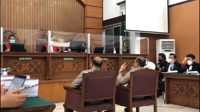 Ahli SOP pengawalan dari Mabes Polri, Juni Duarsah, menjelaskan terkait prosedur pengawalan seorang terduga pelaku tindak pidana mestinya diborgol. Menurutnya jika telah ada indikasi perlawanan mestinya orang tersebut diborgol. Hal itu disampaikan Juni dalam sidang penembakan laskar FPI.
