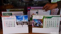 Selain kalender dinding, ada juga kalender meja yang dijual.