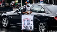 Meski memasuki era digital, pedagang mengakui kalender fisik masih ramai peminat. Biasanya orang membeli kalender untuk dipasang di instansi sampai tempat makan.