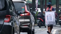Pedagang asongan menjual kalender dinding mulai dari Rp 15 ribu, tergantung ukuran. Mereka menawarkan kalender dari mobil ke mobil ketika lampu merah.