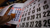 Salah seorang pedagang tengah merapikan kalender tahun 2022 di Pasar Mayestik, Jakarta Selatan, Selasa (7/12/2021).