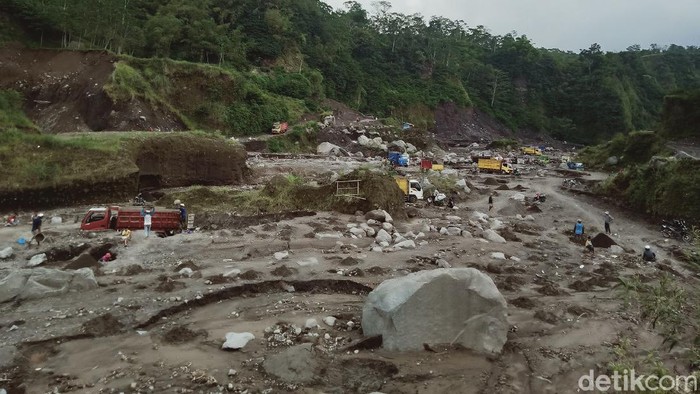 Aktivitas penambangan pasir di Sungai Woro, Klaten, Selasa (7/12/2021).