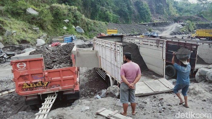 Aktivitas penambangan pasir di Sungai Woro, Klaten, Selasa (7/12/2021).