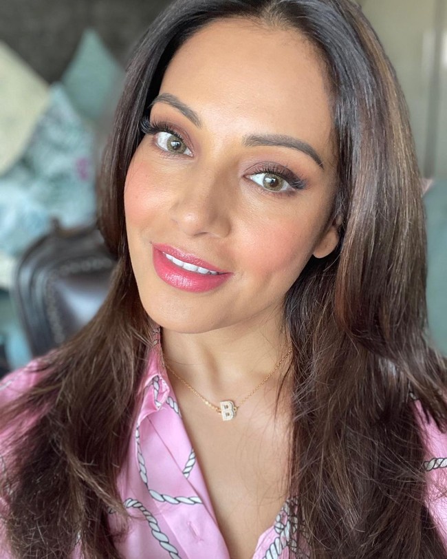10. Bipasha Basu - $15 juta (Rp 216 miliaran)Bipasha Basu adalah aktris yang mengawali karier sebagai model. Hingga kini pemain film Alone tersebut masih eksis di dunia hiburan India. Selain film, wanita 42 tahun itu juga punya brand fashion hingga merilis DVD fitness.Foto: Instagram