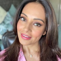 10. Bipasha Basu - $15 juta (Rp 216 miliaran)Bipasha Basu adalah aktris yang mengawali karier sebagai model. Hingga kini pemain film Alone tersebut masih eksis di dunia hiburan India. Selain film, wanita 42 tahun itu juga punya brand fashion hingga merilis DVD fitness.Foto: Instagram