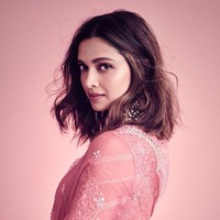 5. Deepika Padukone - US$40 juta (Rp 576 miliaran)Deepika selalu mengampanyekan kesetaraan penghasilan di industri Bollywood. Pemain Padmaavat tersebut tentu memastikan jika bayaran sesuai dengan perannya dan tidak jauh lebih sedikit dari pada lawan pria. Selain film, ia juga merupakan model dari brand-brand besar seperti Coca-Cola, Nike, LOreal Paris, hingga Tissot. Wanita 35 tahun itu juga diprediksi akan segera meluncurkan brand tahun depan.Foto: Instagram