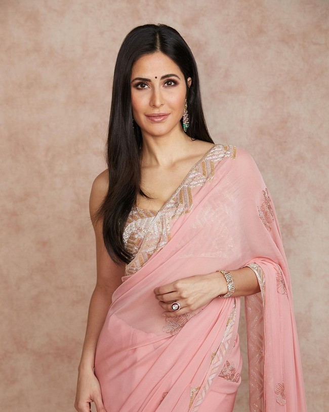 7. Katrina Kaif - US$30 juta (Rp 432 miliaran)Katrina dijuluki aktris Bollywood paling giat karena itu tak heran jika namanya masuk dalam artis India berbayaran termahal di 2021. Wanita 35 tahun itu pun telah membintangi banyak film box office dalam lima tahun belakangan, seperti Zero dan Bharat. Pemilik merek makeup Kay Beauty ini pun dilirik berbagai brand kenamaan seperi Reebok, Tropicana, hingga Oppo sebagai model.Foto: Instagram