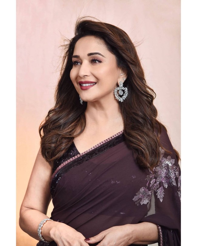 6. Madhuri Dixit Nene - US$35 juta (Rp 504 miliaran)Madhuri adalah salah satu aktris Bollywood berbahayan termahal sejak era 90an. Hingga kini ia masih terlibat dalam proyek besar, termasuk film Total Dhamaal. Dikenal jago menari, ia sering menjadi juri di berbagai acara kompetisi dance. Belum lagi penghasilannya dari iklan berbagai produk makanan.Foto: Instagram