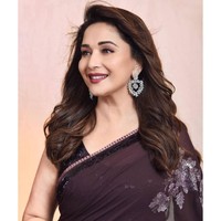 6. Madhuri Dixit Nene - US$35 juta (Rp 504 miliaran)Madhuri adalah salah satu aktris Bollywood berbahayan termahal sejak era 90an. Hingga kini ia masih terlibat dalam proyek besar, termasuk film Total Dhamaal. Dikenal jago menari, ia sering menjadi juri di berbagai acara kompetisi dance. Belum lagi penghasilannya dari iklan berbagai produk makanan.Foto: Instagram