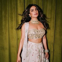 2. Priyanka Chopra-Jonas - US$70 juta (Rp 1 triliunan)Priyanka yang berhasil melebarkan sayapnya ke industri Hollywood adalah aktris Hollywood terkaya kedua menurut Celebrity Net Worth. Istri Nick Jonas tersebut mendapat bayaran tinggi dari berbagai iklan yang dibintanginya termasuk Crocs dan Bvlgari. Bersama suaminya, pemain Quantico itu cukup aktif sebagai produser dan investor juga memiliki salon.Foto: Instagram