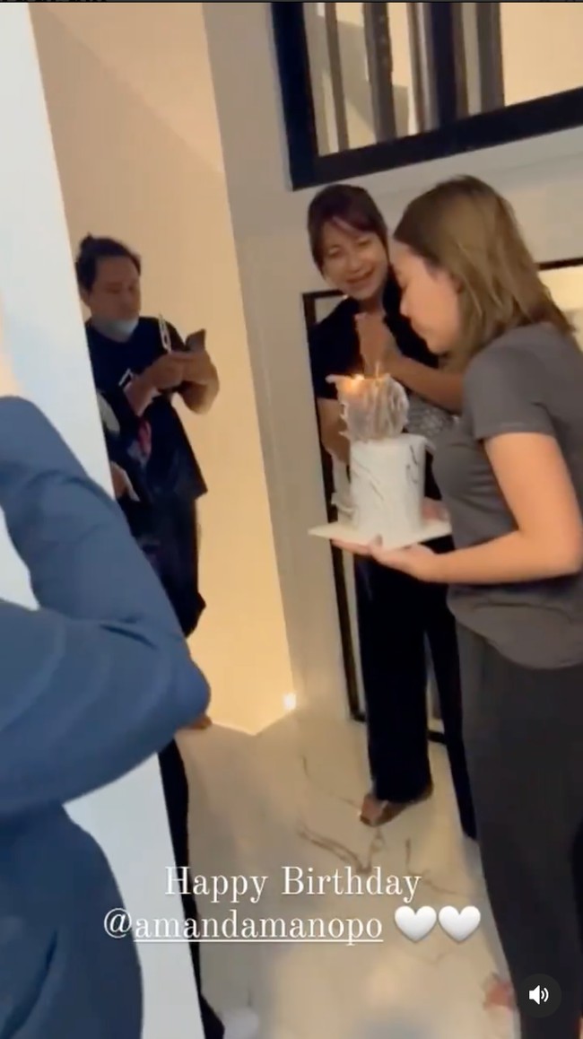 Amanda Manopo tengah berbahagia karena baru saja merayakan hari ulang tahunnya yang ke-22. Di hari ulang tahunnya itu, Amanda Manopo terlihat mendapatkan kejutan dari para kerabat dan orang-orang terdekatnya. Foto: Instagram/@mandaskatic.id_new