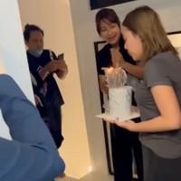 Amanda Manopo tengah berbahagia karena baru saja merayakan hari ulang tahunnya yang ke-22. Di hari ulang tahunnya itu, Amanda Manopo terlihat mendapatkan kejutan dari para kerabat dan orang-orang terdekatnya. Foto: Instagram/@mandaskatic.id_new