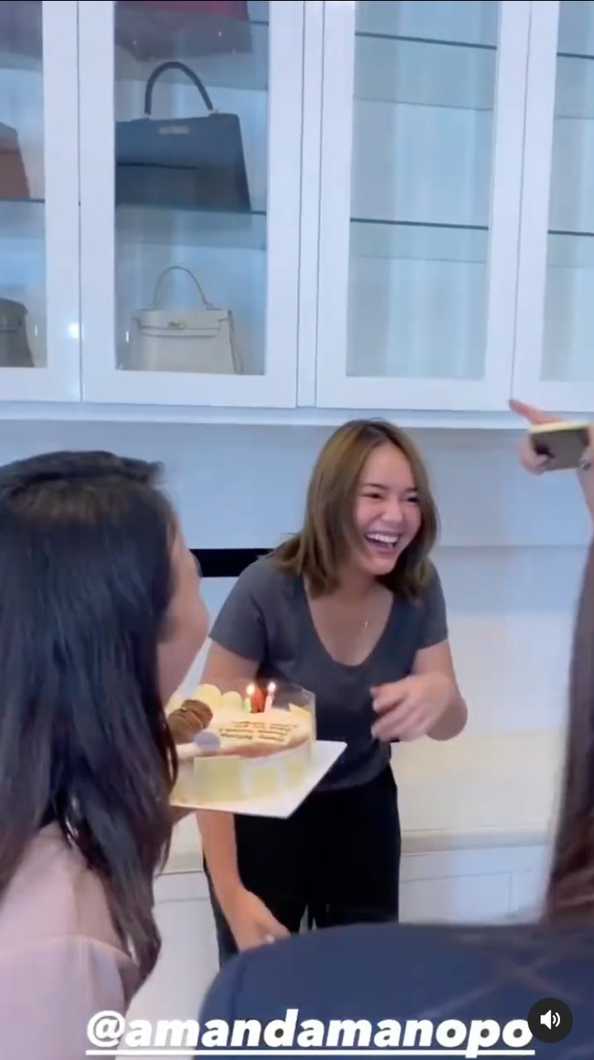 Tak hanya satu, beragam kejutan pun tampak diberikan oleh orang-orang terdekat Amanda Manopo. Raut wajah bahagia pun terpancar jelas di wajah pemeran Andin dalam sinetron Ikatan Cinta itu. Foto: Instagram/@mandaskatic.id_new