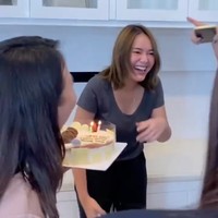 Tak hanya satu, beragam kejutan pun tampak diberikan oleh orang-orang terdekat Amanda Manopo. Raut wajah bahagia pun terpancar jelas di wajah pemeran Andin dalam sinetron Ikatan Cinta itu. Foto: Instagram/@mandaskatic.id_new