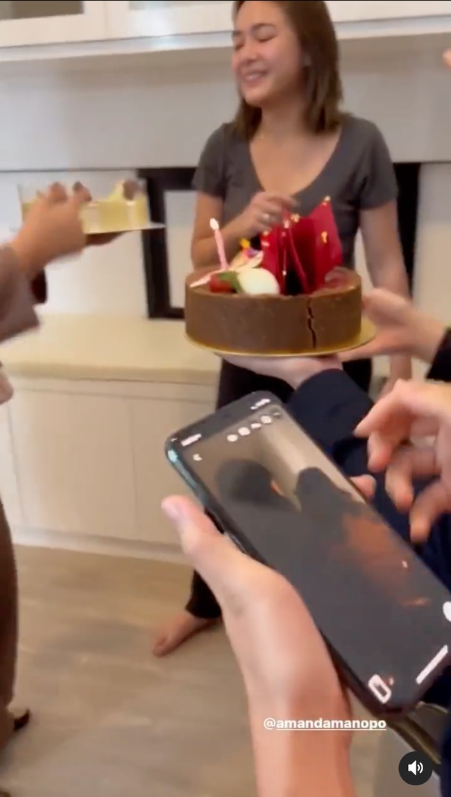 Pada hari ulang tahunnya, tagar #AmandaManopoIsTurning22 bahkan sempat menjadi trending topik di Twitter. Tak sedikit fans dan netizen yang membanjiri Amanda Manopo dengan ucapan selamat ulang tahun dan juga beragam doa. Foto: Instagram/@mandaskatic.id_new