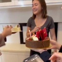 Pada hari ulang tahunnya, tagar #AmandaManopoIsTurning22 bahkan sempat menjadi trending topik di Twitter. Tak sedikit fans dan netizen yang membanjiri Amanda Manopo dengan ucapan selamat ulang tahun dan juga beragam doa. Foto: Instagram/@mandaskatic.id_new