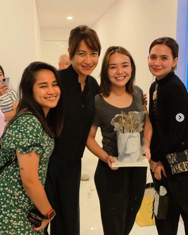 Manajer dan para pemain di sinetron Ikatan Cinta pun terlihat ikut memberikan kejutan untuk Amanda Manopo. Terlihat kompak banget ya.. Foto: Instagram/@mandaskatic.id_new