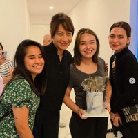 Manajer dan para pemain di sinetron Ikatan Cinta pun terlihat ikut memberikan kejutan untuk Amanda Manopo. Terlihat kompak banget ya.. Foto: Instagram/@mandaskatic.id_new