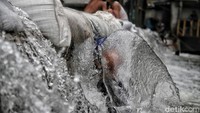 Diketahui, tanggul laut di kawasan Muara Baru ini mengalami kebocoran yang cukup parah.