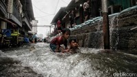 Pantauan detikcom di lapangan, air mulai naik sejak pukul 10 pagi.