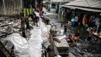 Air pun semakin deras masuk ke area permukiman warga menjelang siang hari pukul 11.30 WIB siang.