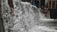 Ketinggian air di area permukiman warga itu pun mencapai 60 cm.